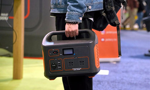 <b>户外露营苦恼没电?蜜桃成人无码区免费视频网站电气便携式UPS储能电源为你解忧</b>